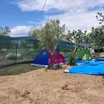 Aree Tende Presso La Casa In Campagna Di Ottavia