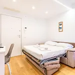 Central & Elegant Room Near The Station