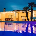 Villa With Large Swimming Pool Salento