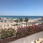 A 100Metri Dal Mare Difronte Alla Torre Saracena.