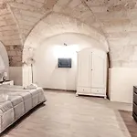 2 Santi Apartment