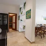 Universita & Stazione Airy Apartment With Parking