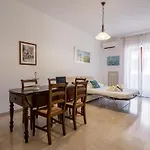 Universita & Stazione Airy Apartment With Parking