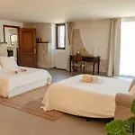 Beatrice: Regal Residence With Wide Garden