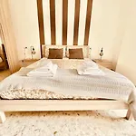 Manzoni Artist Lodge