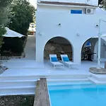 Luxury Pool Villa In Rosamarina