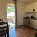 Yellow House - Vaja
