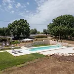 Trullamia, Trullo Storico Con Piscina
