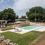 Trullamia, Trullo Storico Con Piscina