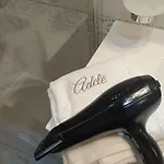 Adele Posto Tranquillo Al Centro Del Paese