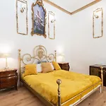 Historic Suite Next To The Castle