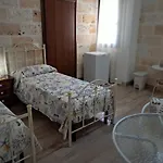 Anna'S House