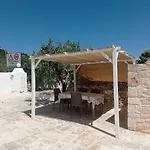 Tipici Trulli Immersi Nella Valle D'Itria