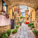 Ravanas 314 Bari Near Station - Happy Rentals