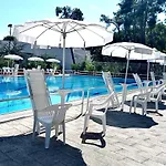 Casa Con Piscina, Tennis E Parco Condominiali