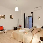 Ravanas 314 Bari Near Station - Happy Rentals