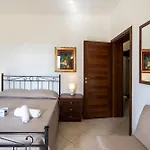 Tenuta Ricco With Pool And Garden - Happy Rentals