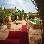 Villa Li Curti Con Piscina In Comune, Un'Oasi In Paese!