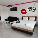 Good Day Apartments- Private Parking New Town