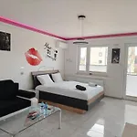 Good Day Apartments- Private Parking New Town