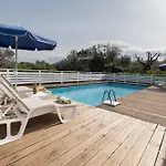 Trullo Quattro Carrini Con Piscina