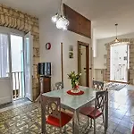 Antiche Mura Apartment Nel Cuore della Pugliabivani, cucina, terrazzo