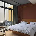 Siguniangshan Tea & Panda Hotel