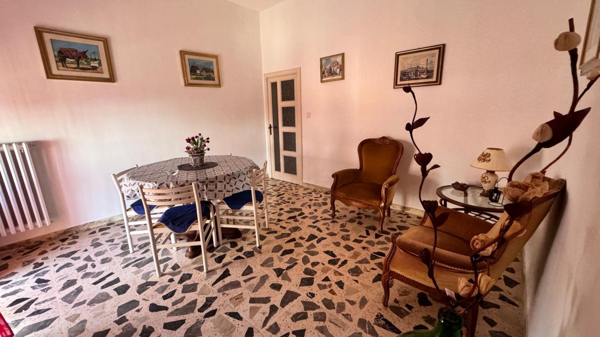 Dietro L'angolo *